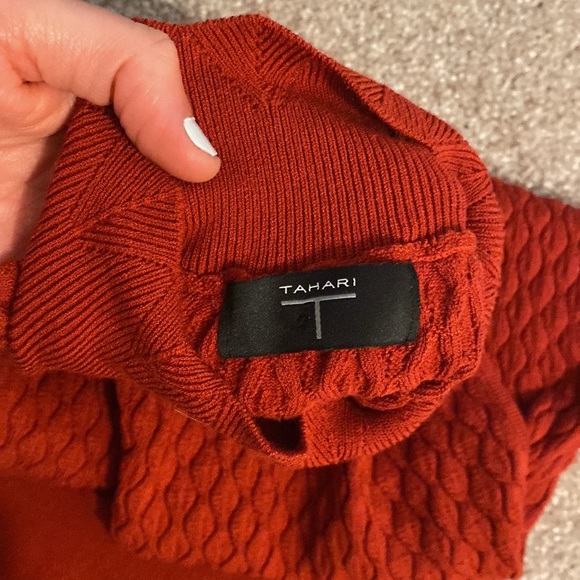 TAHARI MOCK NECK SLEEVELESS SWEATER - Picture 5 of 5